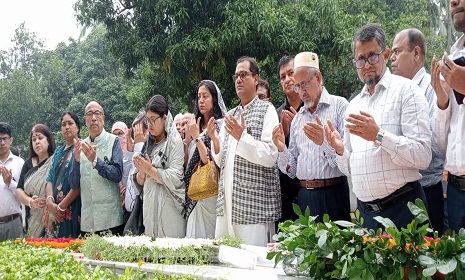 জাতির পিতার সমাধিতে এসএমই ফাউন্ডেশনের শ্রদ্ধা