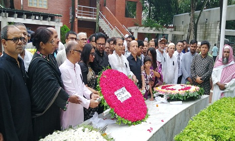বঙ্গবন্ধুর সমাধিতে জাতীয় প্রেসক্লাবের শ্রদ্ধা
