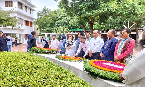 জাতির পিতার সমাধিতে শাবি প্রো-ভিসির শ্রদ্ধা
