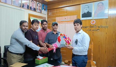 কাপ্তাইয়ে নবাগত ইউএনওকে ফুলেল শুভেচ্ছা জানালেন প্রেসক্লাব নেতৃবৃন্দরা