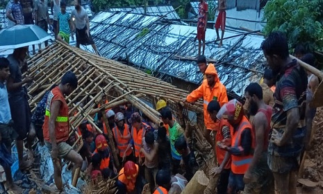 কক্সবাজারে পাহাড়ধসে মা-মেয়েসহ নিহত ৪