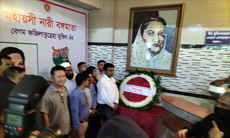 গোপালগঞ্জে বঙ্গমাতার প্রতি জন্মবার্ষিকীর শ্রদ্ধা জানাতে জনতার ঢল