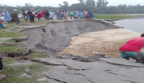 তিস্তার বুড়িরহাট স্পার বাঁধে ভাঙন, নির্ঘুম রাত কাটাচ্ছে এলাকাবাসী