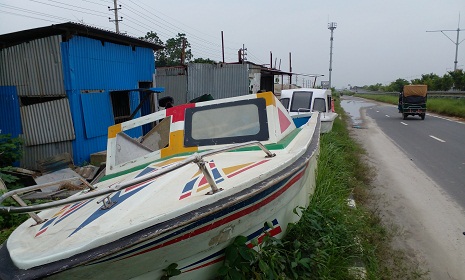 শ্রীনগরে সার্ভিস লেনের স্পর্শ দুরত্বে স্পীডবোট তৈরীর কারখানা, দুর্ঘটনার আশংকা    