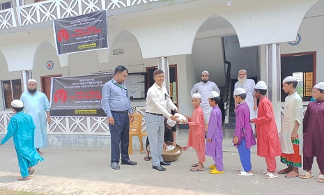 জাতীয় শোক দিবস উপলক্ষে টুঙ্গিপাড়ার ২টি মাদ্রাসার ২৫০ শিক্ষার্থীর মাঝে খাবার বিতরণ