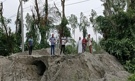 শ্রীনগরে মোবাইল কোর্টের অভিযানে অবৈধ ড্রেজার মালিক ও কর্মচারীকে জরিমানা