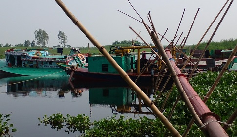 শ্রীনগরে ইউপি চেয়ারম্যানের ছত্রছায়ায় অবৈধ ড্রেজার বাণিজ্যের অভিযোগ 