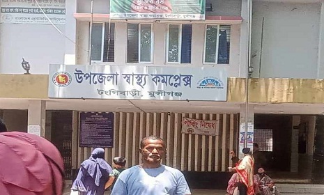 টঙ্গীবাড়ী স্বাস্থ্যকমপ্লেক্সে ডেঙ্গু রোগী বাড়ছে, নোংরা পরিবেশেই চিকিৎসা