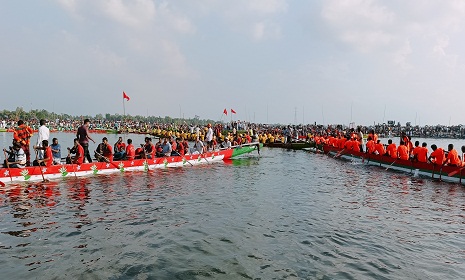 টাঙ্গাইলের ঐতিহ্যবাহী নৌকাবাইচে দর্শনার্থীদের ঢল