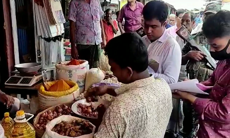 বাগেরহাটে বেশি দামে আলু, পিঁয়াজ, সয়াবিন  তেল বিক্রি, ৪ প্রতিষ্ঠানকে জরিমানা