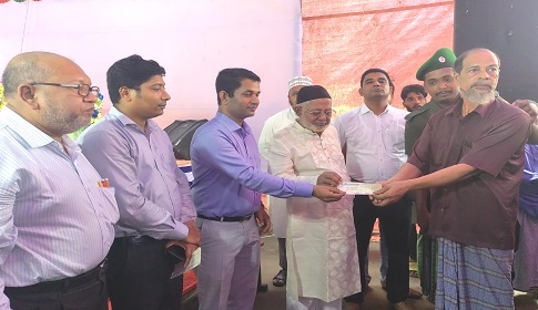 সুবর্ণচরে ক্যান্সার, প্যারালাইজ রোগী ও দুস্থদের মাঝে চেক বিতরণ