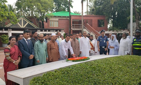 জাতির পিতার সমাধিতে বিচারপতি  মোঃ মোস্তাফিজুর রহমানের শ্রদ্ধা