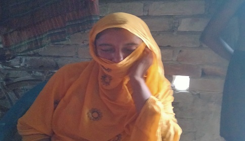 রাজবাড়ীতে বিয়ের দাবিতে প্রেমিকের বাড়িতে গৃহবধূর অনশন