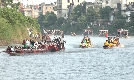 মনু নদীতে ঐতিহ্যে’র নৌকা বাইচ, দু'পাড়ে বাঁধভাঙা উল্লাস
