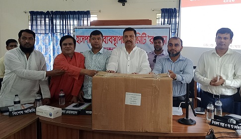 সালথা উপজেলা স্বাস্থ্য কেন্দ্রে আইভি স্যালাইন ও ডেঙ্গু টেস্ট কিট দিলেন এমপি লাবু চৌধুরী