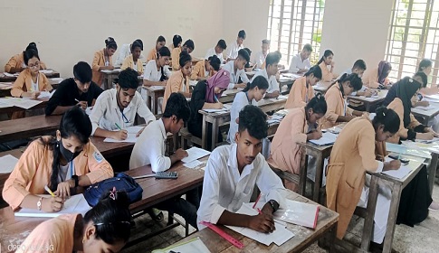 আগৈলঝাড়ায় রাষ্ট্রীয় ছুটির দিনে সরকারি কলেজে একাধিক পরীক্ষা গ্রহণ