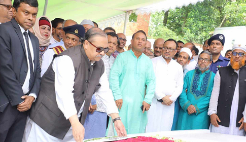 টুঙ্গিপাড়ায় বঙ্গবন্ধুর সমাধিতে প্রধান বিচারপতির শ্রদ্ধা