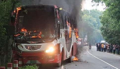 গোপালগঞ্জে বাস-ইজিবাইক সংঘর্ষে  নিহত ২, বাসে অগ্নিসংযোগ  