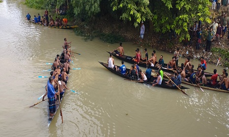 চিত্রা নদীতে নৌকা বাইচ অনুষ্ঠিত