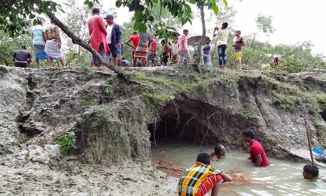 শ্যামনগর উপকূলীয় কালিন্দী নদীর বাঁধে ধস