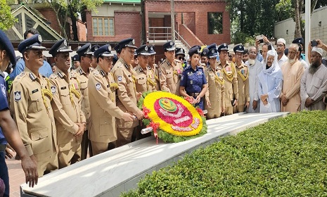 বঙ্গবন্ধুর সমাধিতে নবনিযুক্ত ডিএমপি কমিশনারের শ্রদ্ধা