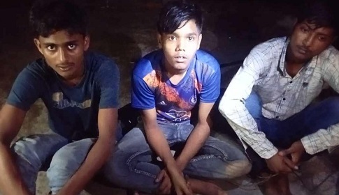 অটোরিকশায় ছিনতাইয়ের গল্প করে আটক হলেন ৩ ছিনতাইকারী