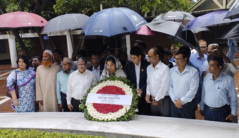 বঙ্গবন্ধুর সমাধিতে শিল্প মন্ত্রণালয়ের সিনিয়র সচিবের শ্রদ্ধা