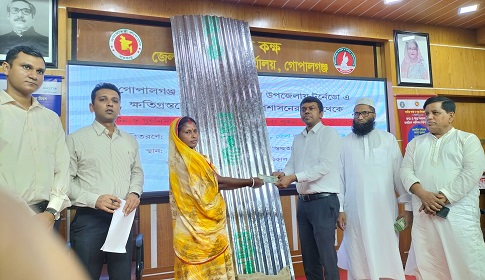 গোপালগঞ্জে টর্নেডোতে ক্ষতিগ্রস্ত ৭৭ পরিবারকে মানবিক সহায়তা দিয়েছে জেলা প্রশাসন