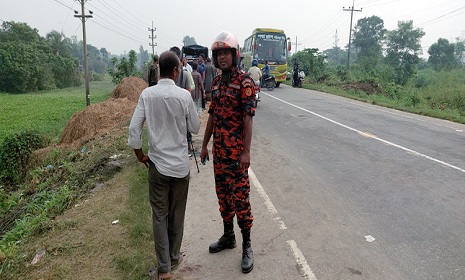 বাসের ধাক্কায় খাদে লেগুনা, প্রাণ গেলো ৪ জনের