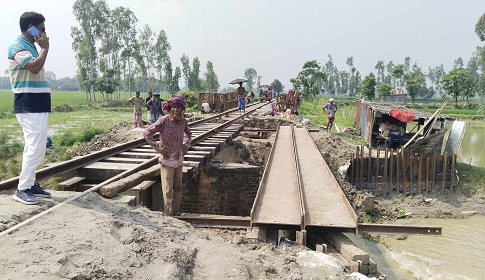 রেল ব্রীজ ভেঙে কুড়িগ্রামের সঙ্গে সারাদেশের রেল যোগাযোগ বন্ধ 