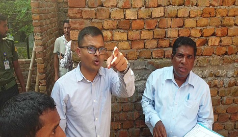 নবীনগরে বীর নিবাসে নিম্নমানের সামগ্রী ব্যবহারের পর ঠিকাদারকে বিল না দেয়ার হুশিয়ারী ইউএনওর