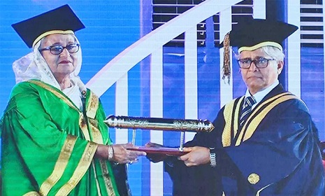 বিশেষ সমাবর্তনে বঙ্গবন্ধুকে ডিগ্রি দিলো ঢাকা বিশ্ববিদ্যালয়
