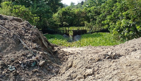 শ্রীনগরে খাল ভরাট করে প্লট বাণিজ্যের অভিযোগ