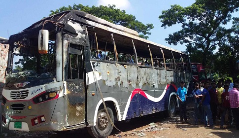 কেন্দুয়ায় গভীর রাতে বাসে আগুন