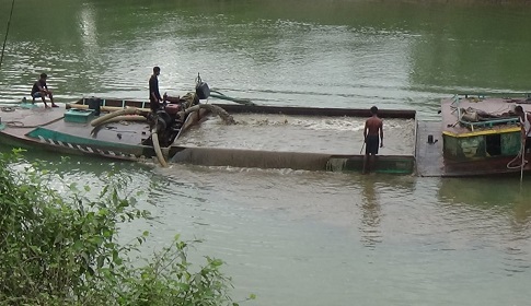 সারী নদীতে গত ৪ বছরে প্রায় ৪০ কোটি টাকার বালু লুট, মুকবুলসহ ৫ জনের বিরুদ্ধে অভিযোগ