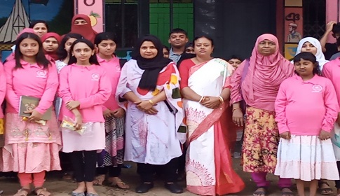 লোহাগড়ায় কিশোর-কিশোরী ক্লাবের শিক্ষার্থীদের মাঝে পোশাক বিতরণ