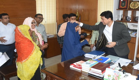 বাকপ্রতিবন্ধী জিমকে বাবা মায়ের হাতে তুলে দিলেন জেলা প্রশাসক