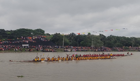 ঘূর্ণিঝড় মিধিলি'র বৈরিতা উপেক্ষা করে নৌকাবাইচ