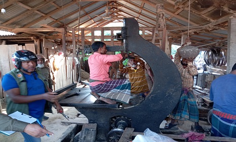কাপাসিয়ায় করাত কলে অভিযান, ৫ হাজার টাকা জরিমানা