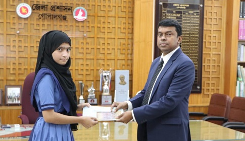 ১৩ শিক্ষার্থীর এসএসসির ফরম পূরণের টাকা দিলেন জেলা প্রশাসক 