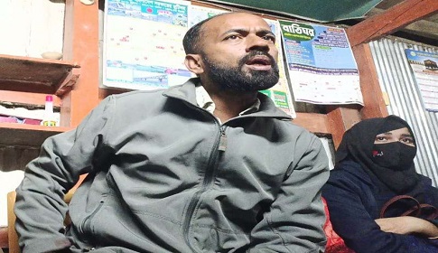 বরগুনায় যুবককে মারধর করে সাদা ষ্ট্যাম্পে স্বাক্ষর রাখলেন র্যাব সদস্য
