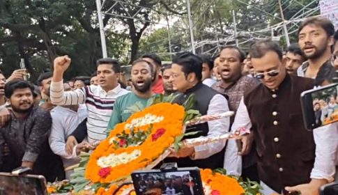 জাতির পিতার প্রতিকৃতিতে ফেরদৌসের শ্রদ্ধা নিবেদন
