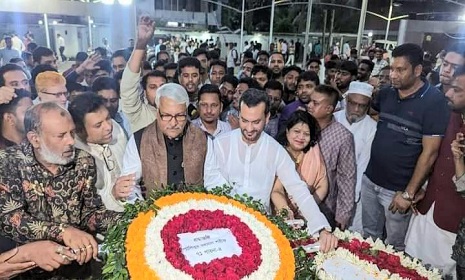 বঙ্গবন্ধুর প্রতিকৃতিতে পুষ্পস্তবক অর্পণ করলেন নৌকার মাঝি গালিব শরীফ
