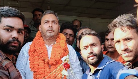 নাগরপুরে নৌকার মাঝি টিটুকে ফুলেল শুভেচ্ছায় বরণ