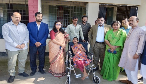 কুলিয়ারচরে প্রতিবন্ধীদের মাঝে হুইল চেয়ার বিতরণ