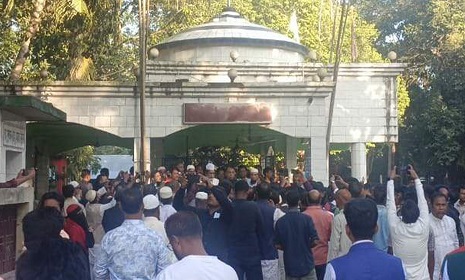 মদনপুর শাহ সুলতানের মাজারে গভীর শ্রদ্ধা জানিয়ে অসীম উকিলের নির্বাচনী প্রচারণা শুরু
