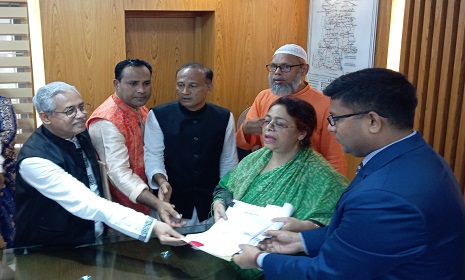 গাজীপুর-৪ কাপাসিয়া আসনে সপরিবারে মনোনয়ন পত্র জমা দিলেন রিমি