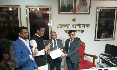ছেলেকে সাথে নিয়ে মনোনয়ন জমা দিলেন শামীম ওসমান