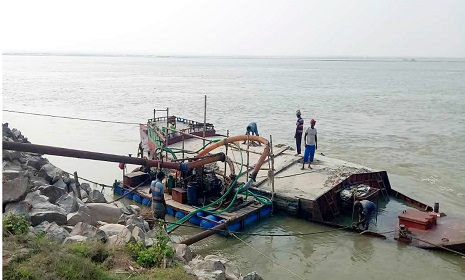 ঈশ্বরদীর পদ্মা নদীতে বালু উত্তোলনে হুমকির মুখে রক্ষা বাঁধ