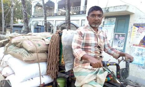 উফশী প্রনোদনার বীজধান ও সার প্রকাশ্যে বিক্রি করছেন নামধারী কৃষকরা